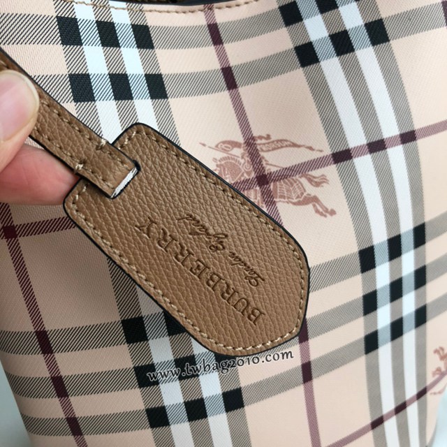 Burberry專櫃經典Haymarket格紋肩背女包 巴寶莉簡約風格斜背水桶包 yxb1522
